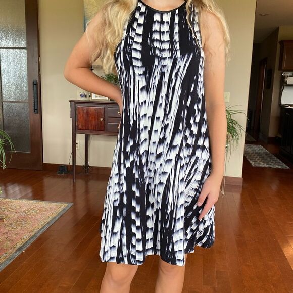 Tart black and white patterned swing dress NWT size Medium - Picture 2 of 4